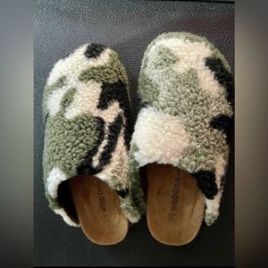 Camo Sherpa Slips